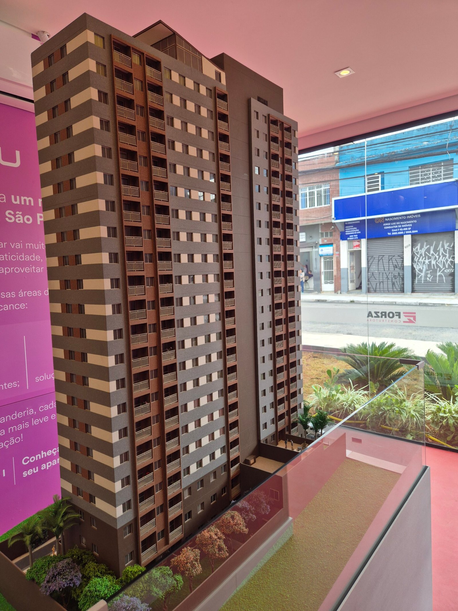 Por Que Investir no Neo Estilo Patriarca? Introdução ao Neo Estilo Patriarca O Neo Estilo Patriarca é uma proposta inovadora que vem ganhando destaque no mercado imobiliário contemporâneo. Trata-se de uma abordagem que busca atender às demandas e expectativas de um público em constante mudança, integrando modernidade e funcionalidade em seus projetos. Esse estilo se caracteriza pela combinação de estética e praticidade, promovendo um ambiente adequado tanto para a moradia quanto para o investimento, enfatizando a importância do convívio social e da sustentabilidade. Uma das principais características do Neo Estilo Patriarca é a sua flexibilidade. Os projetos arquitetônicos são elaborados para se adaptarem às diversas necessidades dos moradores, permitindo que os espaços sejam personalizados e utilizados de maneiras variadas. Essa versatilidade faz com que o Neo Estilo Patriarca seja atraente tanto para investidores que buscam um bom retorno em imóveis quanto para famílias que desejam uma habitação que se ajuste ao seu estilo de vida. Além disso, o Neo Estilo Patriarca integra a tecnologia no seu conceito, incorporando soluções inteligentes que tornam a vivência no espaço mais eficiente. Exemplos incluem sistemas de automação predial, eficiência energética e a utilização de materiais sustentáveis. Essas inovações refletem uma preocupação com o futuro e o bem-estar dos seus moradores, alinhando-se com as tendências contemporâneas que valorizam a sustentabilidade e a qualidade de vida. À medida que mais pessoas buscam por moradias que ofereçam não apenas abrigo, mas uma experiência de vida enriquecedora, o Neo Estilo Patriarca se posiciona como uma alternativa viável e promissora. Este estilo arquitetônico representa uma nova forma de viver, que pode ser incrivelmente atrativa tanto para aqueles que desejam investir no mercado imobiliário quanto para os que buscam a casa perfeita que combina tradição e modernidade. Valorização da Região A valorização da região do Neo Estilo Patriarca é um fenômeno que pode ser atribuído a diversos fatores interconectados, refletindo a dinâmica de desenvolvimento urbano contemporâneo. A infraestrutura desempenha um papel fundamental nesse crescimento, uma vez que a melhoria de estradas, transporte público e serviços essenciais proporciona uma experiência de vida mais agradável e funcional para os residentes. Com a chegada de novas linhas de transporte e o aprimoramento das vias existentes, a acessibilidade se torna um atrativo significativo para potenciais compradores e investidores. Outro aspecto relevante que tem contribuído para a valorização do Neo Estilo Patriarca é a quantidade crescente de novas construções. O surgimento de projetos residenciais modernos não apenas proporcionou um aumento na oferta de imóveis de qualidade, mas também elevou o padrão estético e funcional da região. Apartamentos com novas tecnologias e layouts planejados são mais procurados, o que, por sua vez, impulsiona o mercado imobiliário local. O desenvolvimento comercial também é um fator que não pode ser subestimado. O estabelecimento de novos negócios, como lojas, restaurantes e centros de serviços, não apenas atende às necessidades da comunidade, mas também cria um ambiente vibrante que atrai novos moradores. À medida que novas oportunidades econômicas surgem, o interesse pela região aumenta, resultando em uma valorização contínua das propriedades. A combinação de uma infraestrutura robusta, novas construções e um ambiente comercial em expansão contribui de maneira significativa para a valorização do Neo Estilo Patriarca. Essa tendência não apenas promove uma melhoria na qualidade de vida dos atuais residentes, mas também indica um futuro promissor e repleto de oportunidades para novos investidores no mercado imobiliário da região. Demanda por Imóveis Próximos ao Metrô A crescente urbanização das cidades tem impulsionado uma mudança significativa nas preferências dos compradores e locatários, especialmente em relação à localização dos imóveis. Um dos fatores mais valorizados atualmente é a proximidade com estações de metrô, problema que se entrelaça com a necessidade de mobilidade e acessibilidade nas áreas urbanas. Estudos recentes indicam que a preferência por imóveis localizados próximos ao transporte público é uma tendência consolidada, refletindo-se na dinamização do mercado imobiliário. Dados coletados de diversas pesquisas mostram que a população tende a optar por imóveis que oferecem fácil acesso ao metrô e outras formas de transporte público. O acesso imediato a uma rede de transporte eficiente não apenas proporciona conveniência, mas também contribui para a redução do tempo de deslocamento cotidiano. Mais de 60% dos consumidores de imóveis consideram a proximidade de estações de metrô uma prioridade ao escolher onde viver ou investir, o que ressalta a importância desse fator na decisão de compra. A valorização dos imóveis próximos às estações de metrô também se reflete em tendências de preço. Em média, imóveis localizados a uma curta distância de uma estação tendem a ter uma valorização de até 20% em comparação com imóveis que não possuem essa facilidade. Isso ocorre porque a demanda por tais propriedades não apenas é alta entre aqueles que desejam residir na área, mas também entre investidores que buscam maximizar o retorno de seus investimentos a longo prazo. Assim, a ascensão da demanda por imóveis próximos ao metrô está diretamente ligada à crescente conscientização sobre a importância de um transporte público eficiente e acessível nas áreas urbanas. O desenvolvimento em torno do Neo Estilo Patriarca reflete essa realidade, mostrando que investir em imóveis com essa valorização geográfica é, de fato, uma estratégia inteligente e vantajosa. Perfil do Investidor Ideal O Neo Estilo Patriarca atrai um perfil específico de investidor que se destaca por suas características peculiares, as quais são fundamentais para o sucesso nesse modelo de investimento. Primeiramente, o apetite por risco é uma consideração crucial. Investidores que se sentem confortáveis com volatilidade e que estão dispostos a explorar diferentes classes de ativos serão mais propensos a se beneficiar das oportunidades oferecidas. Esse perfil costuma ter uma mentalidade aberta, buscando constantemente novas possibilidades e espaços de investimento que outros podem considerar arriscados. Outro fator determinante é o horizonte de investimento. Investidores que adotam o Neo Estilo Patriarca muitas vezes possuem uma perspectiva de longo prazo, o que significa que eles estão dispostos a manter seus investimentos por um período prolongado para colher maiores retornos. Essa visão a longo prazo permite que eles aproveitem flutuações de mercado e tirem proveito de tendências sustentáveis, que muitas vezes requerem tempo para se materializar plenamente. Os interesses em sustentabilidade também desempenham um papel significativo no perfil do investidor ideal. Esse tipo de investidor busca não apenas retorno financeiro, mas também um impacto positivo no meio ambiente e na sociedade. Eles estão mais propensos a considerar investimentos que priorizam práticas éticas, responsabilidade social e governança adequada, alinhando seus objetivos financeiros com valores pessoais. Para esses investidores, a exploração de oportunidades na região, que incluem investimentos em projetos sustentáveis e iniciativas de impacto social, pode proporcionar benefícios tanto financeiros quanto sociais. A diversificação e a pesquisa sobre o potencial futuro de setores como energia renovável e tecnologia verde são práticas recomendadas que podem maximizar os resultados. Ao abraçar essas características e abordagens, o investidor ideal no Neo Estilo Patriarca pode não apenas prosperar financeiramente, mas também contribuir para um futuro mais sustentável. Potencial de Retorno Financeiro O investimento no Neo Estilo Patriarca apresenta um potencial de retorno financeiro significativo, atraindo tanto investidores novatos quanto experientes. Este modelo inovador de investimento imobiliário visa não apenas a valorização do ativo, mas também a geração de renda passiva e a segurança financeira a longo prazo. O mercado imobiliário, historicamente considerado uma das opções de investimento mais estáveis, tem mostrado um crescimento consistente em áreas que adotam esse estilo arquitetônico e de vida. Estudos de mercado indicam que imóveis construídos sob o conceito Neo Estilo Patriarca tendem a valorizar-se a uma taxa superior à média do setor tradicional. Por exemplo, um levantamento realizado em diversas regiões do país demonstrou que propriedades nesta categoria apresentaram uma valorização de até 30% em um período de cinco anos, em comparação com apenas 15% de imóveis convencionais. Essa diferença notável pode ser atribuída a fatores como a modernização do espaço, a sustentabilidade e a valorização do estilo de vida proposto, que atraem um público diversificado e em busca de novas experiências habitacionais. Além disso, a integraçāo de serviços complementares e áreas comuns sofisticadas nos empreendimentos Neo Estilo Patriarca favorecem a criação de um ambiente que se torna cada vez mais desejado. A valorização não se restringe apenas ao preço de venda dos imóveis, mas também à possibilidade de aluguéis a valores superiores, dado o apelo deste estilo junto aos moradores. A geração de receita a partir da locação das unidades pode resultar em retornos financeiros robustos, consolidando ainda mais a viabilidade desse investimento. Portanto, ao considerar o aspecto financeiro da adesão ao Neo Estilo Patriarca, é possível concluir que este modelo de investimento representa uma oportunidade valiosa para aqueles que desejam alocar recursos em projetos com alto potencial de valorização e rentabilidade. A análise dos dados de mercado e exemplos práticos reforçam a atratividade deste segmento, tornando-o uma escolha sensata para o futuro dos investidores. O Impacto da Sustentabilidade no Valor Imobiliário Nos últimos anos, a sustentabilidade emergiu como um fator crucial na avaliação e valorização do mercado imobiliário. As mudanças climáticas e a crescente conscientização social têm levado investidores, consumidores e desenvolvedores a priorizar práticas que impactem positivamente o meio ambiente. O Neo Estilo Patriarca, que se destaca por incorporar princípios sustentáveis em seus projetos, exemplifica como a sustentabilidade pode agregar valor aos imóveis. Construções que utilizam materiais ecológicos, possuem eficiência energética e integração com a natureza atraem um público mais consciente e exigente. A adesão a práticas sustentáveis não apenas melhora a eficiência operacional de um imóvel, mas também aumenta sua atratividade entre potenciais compradores e inquilinos. Imóveis sustentáveis tendem a manter um valor de mercado mais elevado ao longo do tempo, uma vez que os consumidores estão cada vez mais dispostos a pagar um prêmio por características que garantam uma redução no impacto ambiental. Além disso, projetos que incorporam espaços verdes e promovem a coletividade são vistos como mais desejáveis, resultando em uma demanda elevada. O Neo Estilo Patriarca se adapta a essa nova realidade ao oferecer empreendimentos que respeitam e reforçam a ideia de coexistência harmoniosa entre o urbano e o natural. Outra vantagem significativa do investimento em construções sustentáveis está relacionada às políticas governamentais e incentivos fiscais, que podem beneficiar investidores e desenvolvedores. Muitos governos estão implementando regulamentações mais rígidas sobre eficiência energética e práticas de construção sustentável. Isso não apenas eleva os padrões do setor, como também proporciona uma segurança adicional aos investidores que optam por seguir essas diretrizes. O Neo Estilo Patriarca, alinhado com essas normas, se torna uma opção atrativa e, consequentemente, potencializa seu valor no mercado imobiliário. Tendências Futuras no Mercado Imobiliário Local O mercado imobiliário na região do Neo Estilo Patriarca está em constante evolução, e identificar suas tendências futuras é fundamental para investidores que desejam obter um retorno significativo sobre seu investimento. Nos próximos anos, é esperado um aumento na demanda por imóveis que aliam conforto, sustentabilidade e tecnologia. Com as mudanças nas preferências dos consumidores, muitos estão buscando residências que ofereçam não apenas abrigo, mas também uma qualidade de vida superior, refletindo um estilo de vida mais moderno e conectado. A digitalização está transformando a forma como os consumidores interagem com o mercado imobiliário. Plataformas online e aplicativos são cada vez mais úteis para visualizar propriedades, realizar tours virtuais e até mesmo fechar negócios. Espera-se que esta tendência continue, tornando o processo de compra e venda mais ágil e acessível. Os investidores devem estar atentos a essa transformação, já que a capacidade de adaptação às novas tecnologias pode influenciar diretamente o sucesso de suas transações. Outro aspecto relevante diz respeito à infraestrutura da região. O investimento em melhorias na mobilidade urbana e na conectividade, como transportes públicos de qualidade, ciclovias e ruas bem pavimentadas, é um fator crucial para atrair novos residentes e investidores. As comunidades que se desenvolvem em torno de empreendimentos sustentáveis e que oferecem comodidades diversificadas tendem a manter e até aumentar seu valor ao longo do tempo. A evolução das áreas comerciais e de serviço também desempenha um papel importante, beneficiando não apenas os moradores locais, mas também os investidores que buscam rentabilidade a longo prazo. Em suma, entender as tendências do mercado imobiliário no Neo Estilo Patriarca é essencial para aqueles que desejam maximizar seus investimentos. Manter-se informado sobre as inovações, as mudanças na demanda do consumidor e a evolução da infraestrutura local são passos fundamentais para garantir uma estratégia de investimento bem-sucedida. Casos de Sucesso de Investimentos na Região Investir no Neo Estilo Patriarca tem se mostrado uma estratégia promissora em diversas regiões, resultando em histórias de sucesso que atraem cada vez mais investidores. Um exemplo notável é o caso de um investidor que adquiriu imóveis na área desde sua concepção. Com o crescimento da infraestrutura local, incluindo novas escolas e centros de comércio, o valor de suas propriedades aumentou significativamente ao longo dos anos. Dados recentes indicam uma valorização média de 30% nos imóveis adquiridos, demonstrando que o investimento foi não apenas seguro, mas também bastante eficiente. Outro caso envolve um grupo de investidores que juntou forças para financiar um projeto de revitalização urbana na região do Neo Estilo Patriarca. Com um investimento inicial modesto, eles conseguiram transformar áreas antes negligenciadas em novos centros de atratividade, que hoje estabelecem parcerias com comércio e serviços. O retorno sobre investimento dessa iniciativa foi de 250% em menos de cinco anos, reforçando a confiança no potencial de valorização da área. Esse tipo de investimento demonstra claramente a eficácia de focar em regiões com potencial de crescimento e desenvolvimento. Além disso, relatos de investidores que especularam em terrenos ainda vazios se tornaram uma história de sucesso. Ao comprar nesses locais com antecipação, antes da popularização da área, muitos experimentaram um aumento exponencial no valor de mercado uma vez que o desenvolvimento habitacional se iniciou. Essas histórias não apenas inspiram novos investidores, mas também oferecem lições valiosas sobre a importância de análise de mercado e planejamento financeiro. Em um cenário onde a valorização e o retorno sobre investimento são tão palpáveis, o Neo Estilo Patriarca se destaca como uma opção viável e lucrativa para aqueles dispostos a investir no futuro da região. Considerações Finais e Conclusão O Neo Estilo Patriarca representa uma oportunidade de investimento singular em um cenário econômico em constante evolução. Ao abordar as principais características desse estilo de vida e suas implicações financeiras, destacamos tanto os benefícios quanto os desafios que podem ser encontrados ao considerar tal investimento. Os aspectos culturais e sociais que fundamentam o Neo Estilo Patriarca fornecem uma base sólida para a apreciação do ambiente de investimento, propondo um alinhamento entre o retorno financeiro e a experiência qualitativa que essa abordagem pode oferecer. A integração do Neo Estilo Patriarca na sociedade contemporânea é um reflexo das mudanças nas dinâmicas familiares e na valorização de estruturas de apoio mais coesas. Isso sugere que investir na região não apenas pode gerar lucros financeiros, mas também contribuir para um desenvolvimento social significativo. Os investidores estão cada vez mais conscientes de que as oportunidades não se restringem apenas ao capital, mas incluem também a qualidade de vida e a sustentabilidade para as futuras gerações. Portanto, ao considerar as possibilidades de investimento que o Neo Estilo Patriarca oferece, é crucial avaliar as tendências de mercado, a infraestrutura local e a aceitação dessa nova forma de organização social. Com um planejamento criterioso e uma análise contundente, os investidores podem se beneficiar de um mercado que promete crescimento e valorização contínua. Convidamos todos os interessados a explorar as diversas oportunidades na região, analisando como o Neo Estilo Patriarca pode se alinhar com seus objetivos de investimento. A combinação de potencial de valorização e a criação de comunidades mais interconectadas oferece um caminho promissor, reafirmando a importância de se considerar essas novas abordagens para atingir o sucesso financeiro desejado.